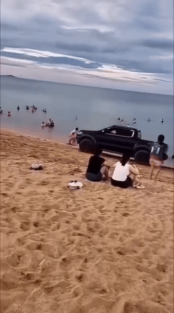 khoanh-khac-xe-ban-tai-lao-tren-bai-bien-1748926434.gif