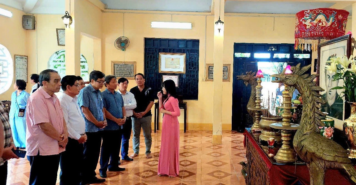 huong-dan-vien-gioi-thieu-ve-anh-hung-dan-toc-truong-dinh-1749391245.jpg