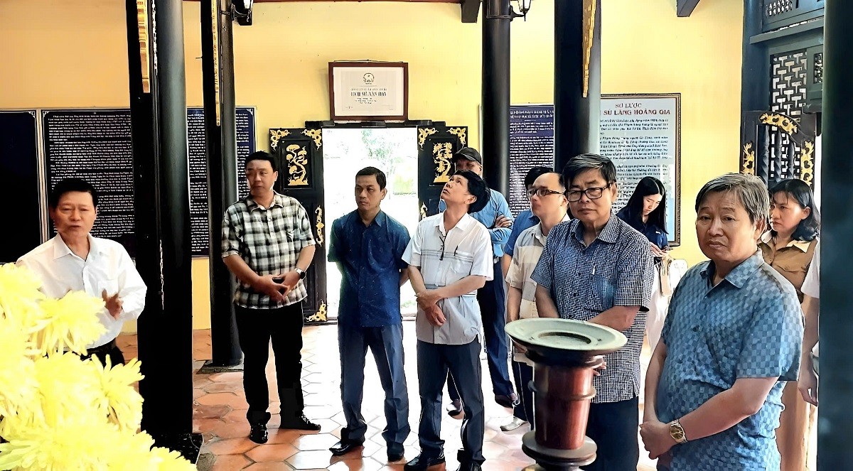 huong-dan-vien-gioi-thieu-ve-di-tich-lang-hoang-gia-1749391245.jpg