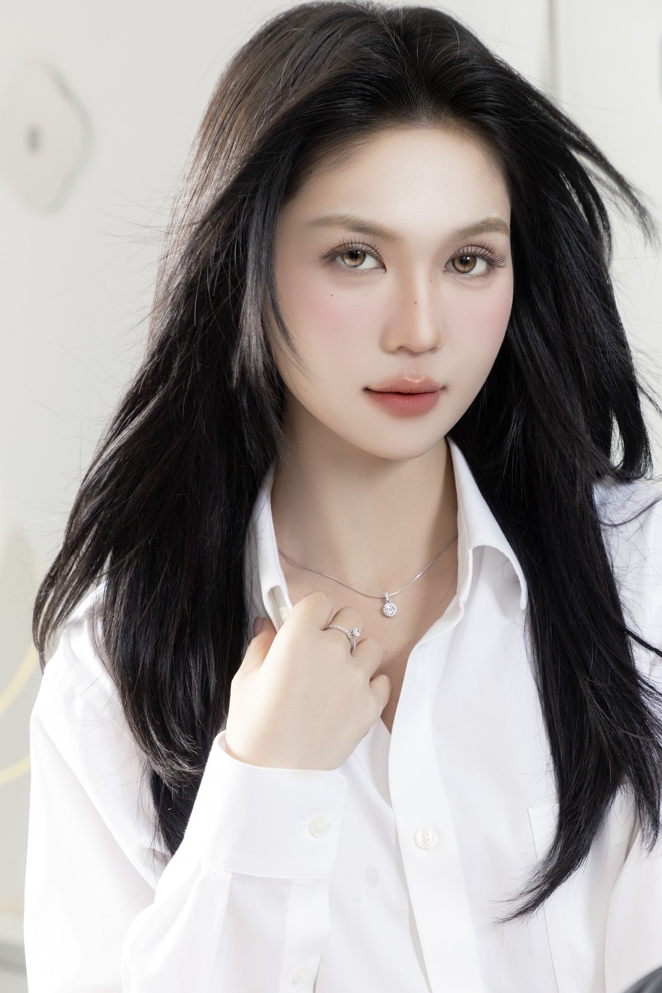 ngoc-trinh-trong-vai-nam-nay-dang-chuyen-huong-sang-livestream-ban-hang-va-sang-tao-noi-dung-tren-mang-xa-hoi-1749716292.jpg