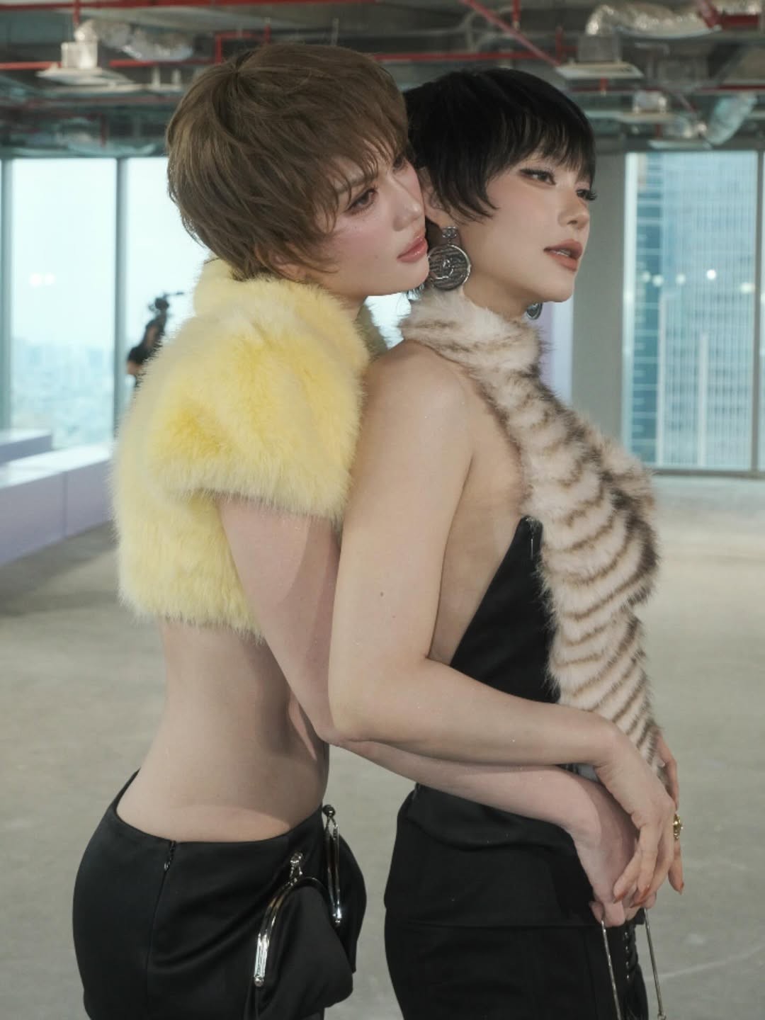 ngoc-trinh-va-minh-hang-an-van-tao-bao-pho-tron-sac-voc-goi-cam-1749716291.jpg