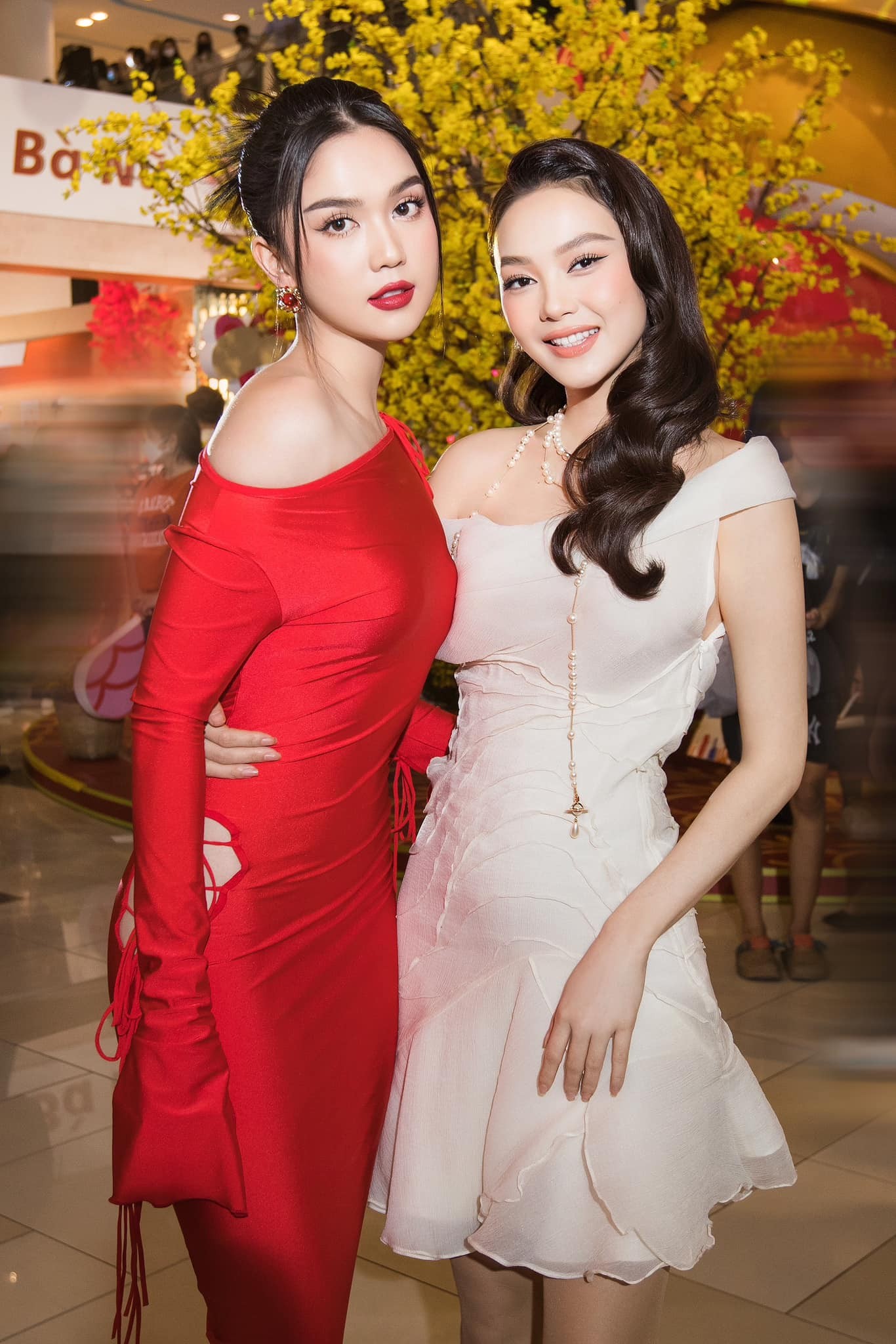 ngoc-trinh-va-minh-hang-tro-nen-than-thiet-sau-khi-dam-nhan-vai-chinh-trong-mot-phim-dien-anh-1749716275.jpg