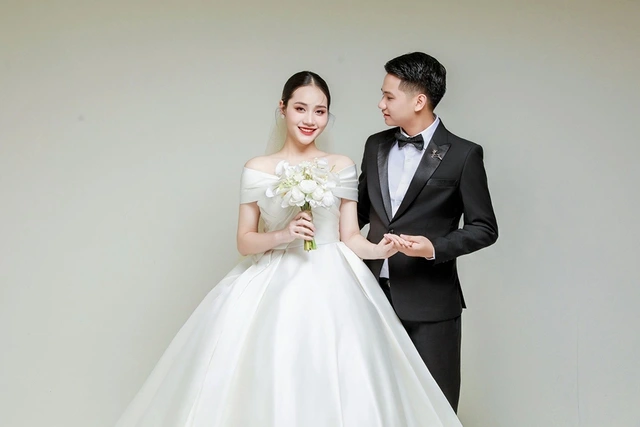 anh-cuoi-cua-hai-vo-chong-1750912079.jpg