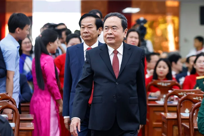 chu-tich-qh-tran-thanh-man-du-le-cong-bo-nghi-quyet-tai-diem-cau-can-tho-1751258713.jpg