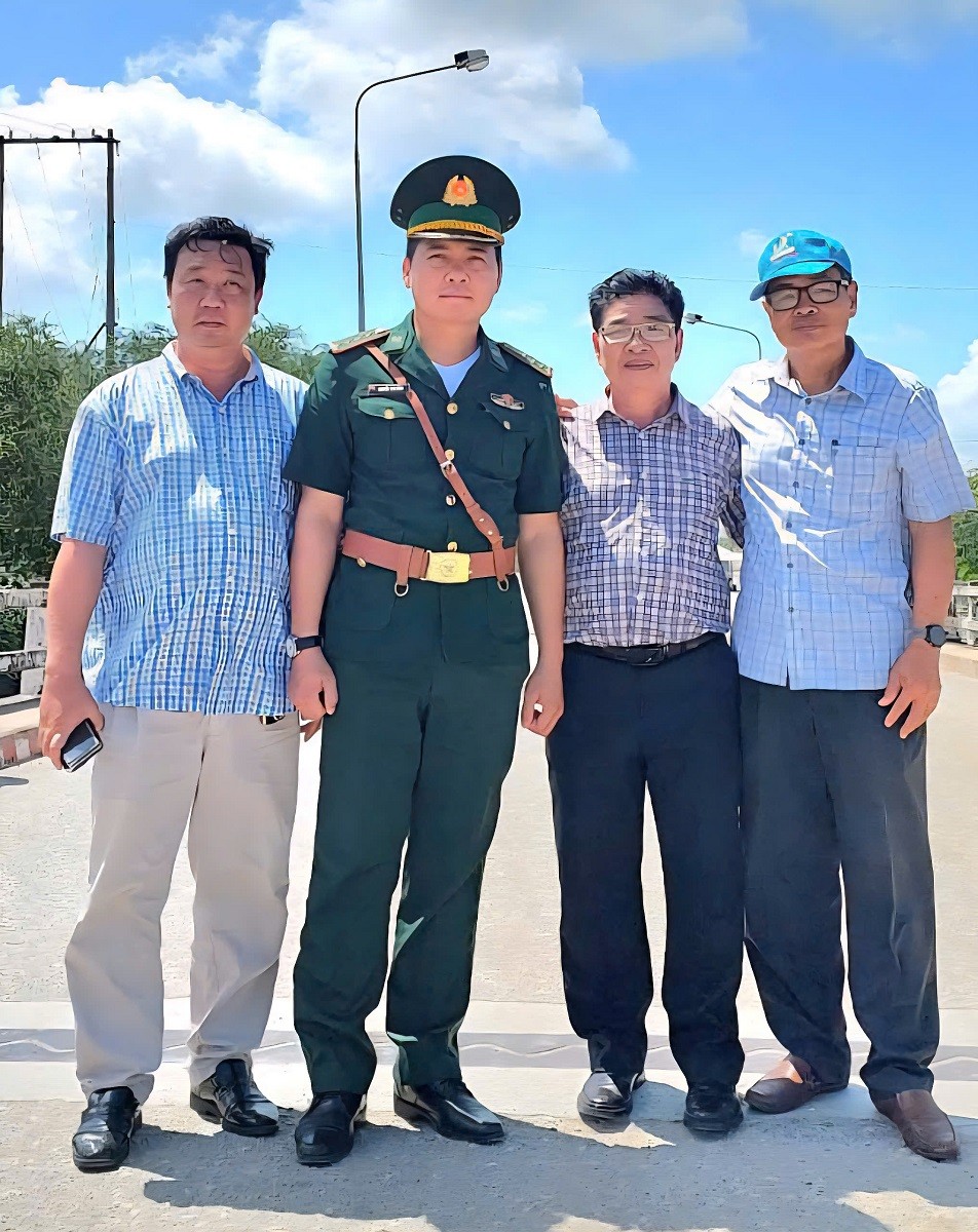 lanh-dao-hoi-nha-bao-tinh-tien-giang-dong-thap-chup-anh-luu-niem-1751253116.jpg