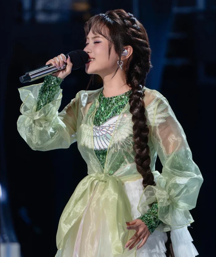 anh-ca-si-thien-nhan-1-1751362652.jpg