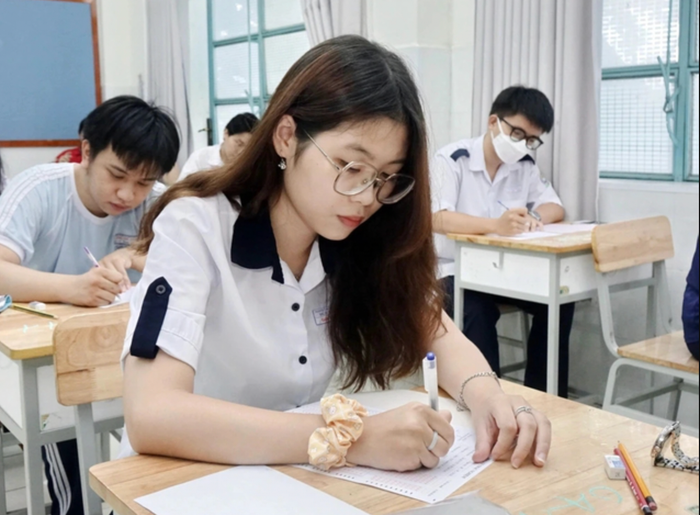 anh-minh-hoa-nu-sinh-dang-lam-bai-thi-1751381880.png