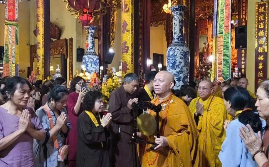 cac-hoa-thuong-thuong-toa-dai-duc-tang-ni-phat-tu-cung-tung-kinh-va-nghi-le-cau-an-2-1751387551.jpg