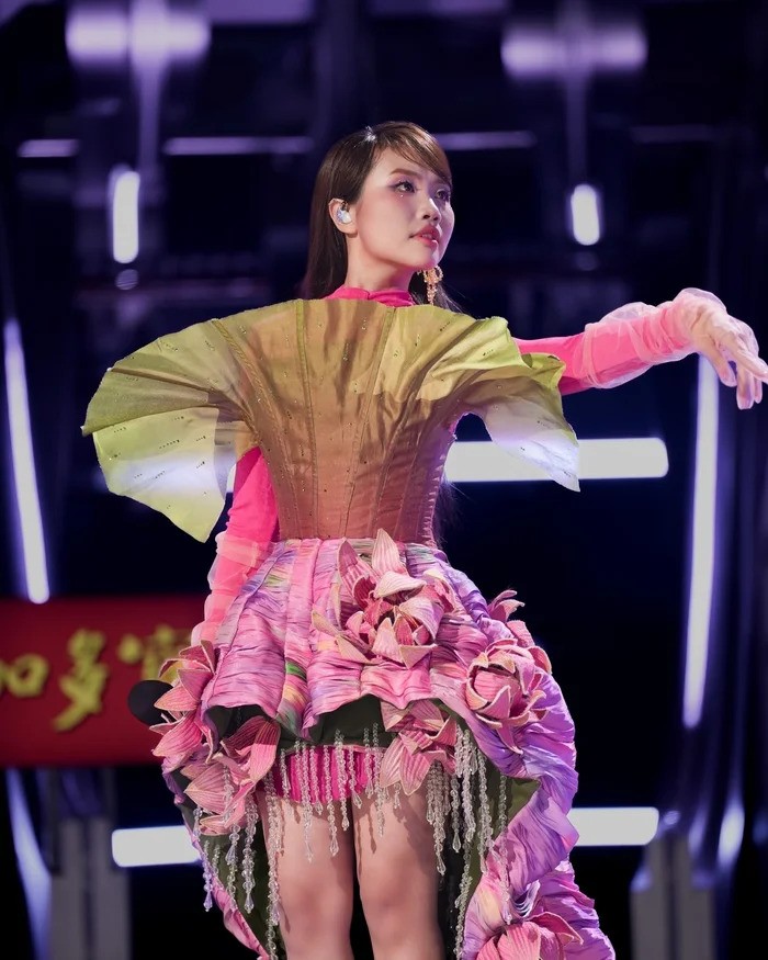 tiet-muc-bong-phu-hoa-cua-phuong-my-chi-1751648171.jpg