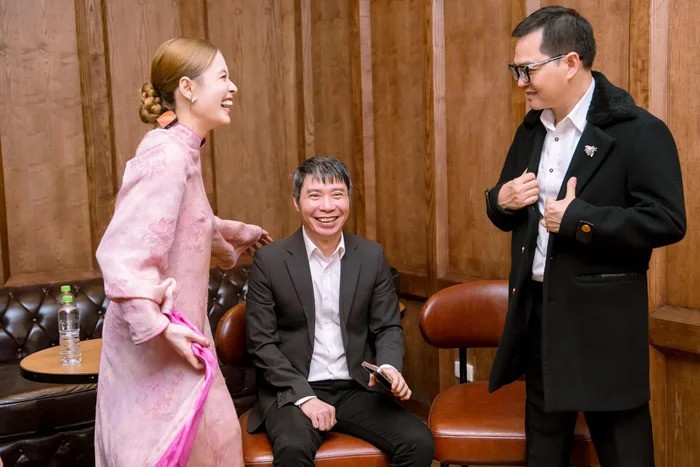 anh-cong-ly-va-vo-2-1751714322.jpg