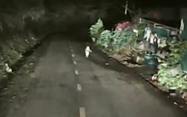 tai-xe-phat-hien-bong-tre-em-1751784589.gif