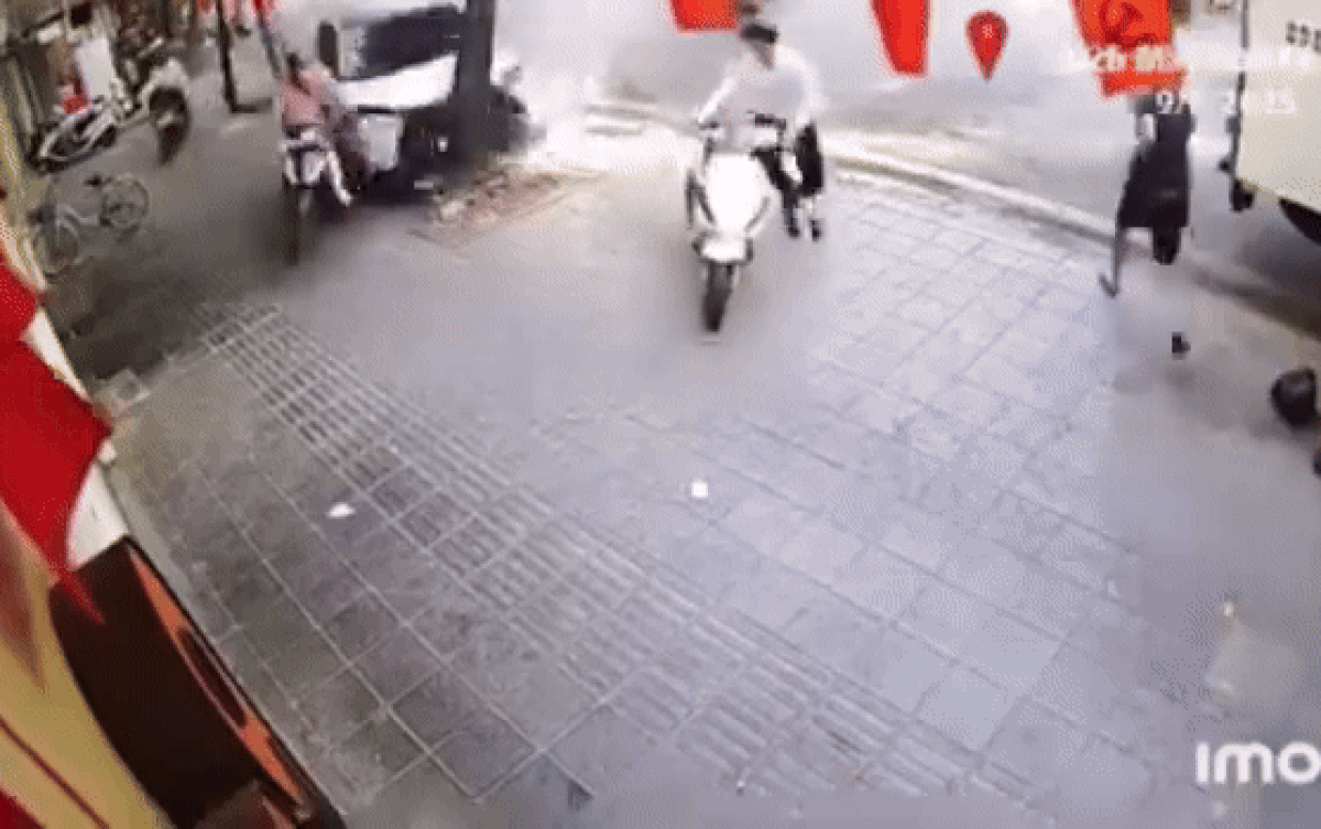 anh-o-to-lao-vao-goc-cay-1752122453.gif