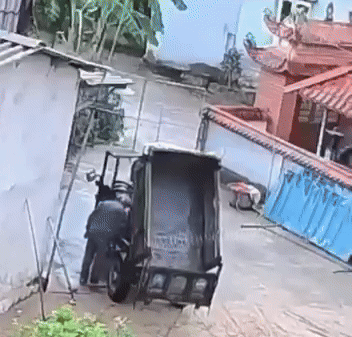 thung-xe-ba-gac-de-len-lung-1752137167.gif