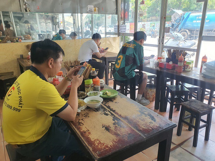 de-dam-bao-du-chi-phi-van-hanh-nhieu-quan-an-da-tang-gia-ban-khien-luong-khach-ngay-mot-giam-1752246641.jpg
