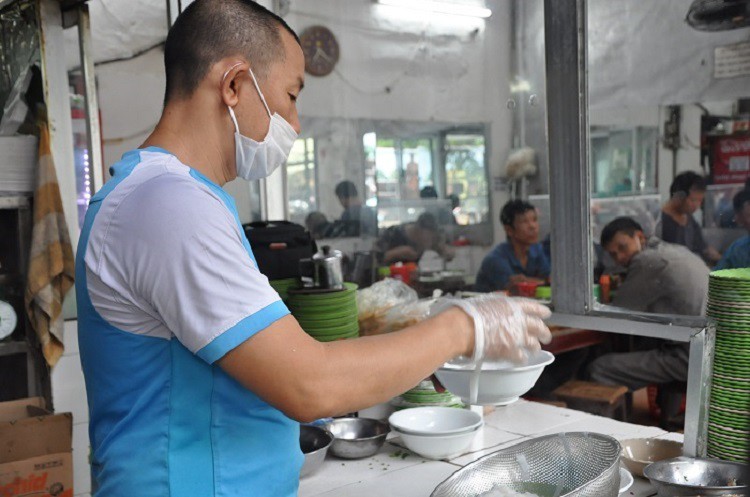 de-tra-du-tien-thue-mat-bang-anh-anh-phai-ban-duoc-toi-thieu-70-bat-pho-hoac-com-rang-mot-ngay-1752246641.jpg