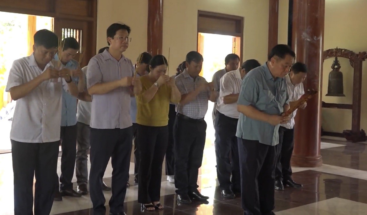 doan-cong-tac-vieng-dang-huong-tai-den-tho-liet-si-go-cong-1752397502.jpg