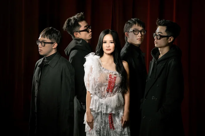 hong-nhung-va-cac-nghe-si-genz-1752380936.jpg