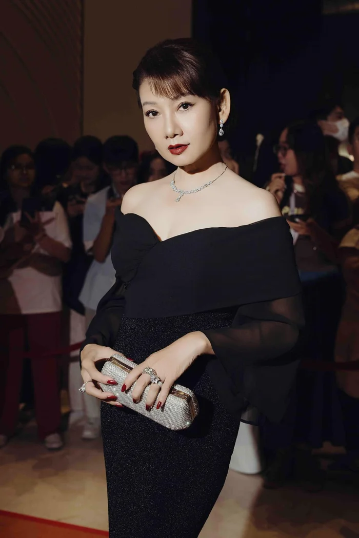 o-tuoi-50-nsnd-my-uyen-chon-cuoc-song-doc-than-kin-tieng-trong-khia-canh-doi-tu-1752400147.jpg