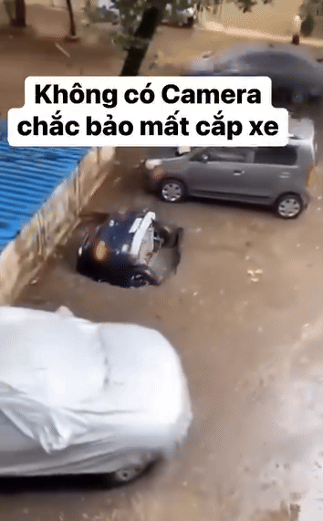 chiec-o-to-dan-chim-vao-trong-ho-sau-1752592914.gif