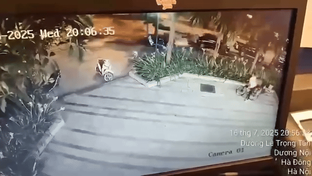 camera-an-ninh-ghi-lai-khoanh-khac-o-to-tong-lien-hoan-anh-gif-1752752649.gif
