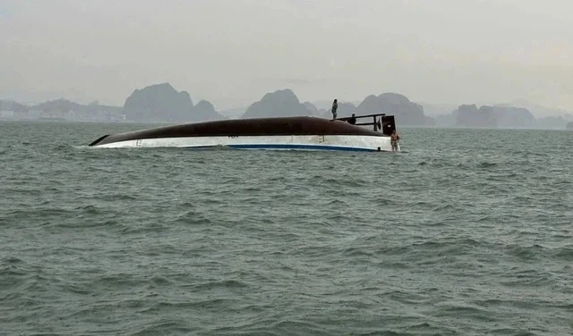 anh-chiec-thuyen-bi-lat-1752933477.jpg