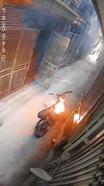 anh-gif-chiec-xe-phat-no-va-boc-chay-1752931495.gif