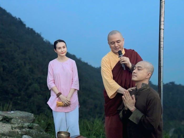 ca-si-tuan-hung-co-vo-ben-canh-khi-xuong-toc-1752902814.jpg