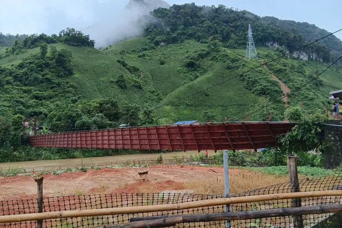 hinh-anh-cau-treo-bi-nghieng-1753167364.jpg