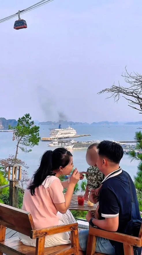 luc-gia-dinh-cam-dien-thoai-len-thi-moi-biet-con-tau-bi-lat-va-gia-dinh-chi-da-may-man-thoat-nan-1753162039.jpg