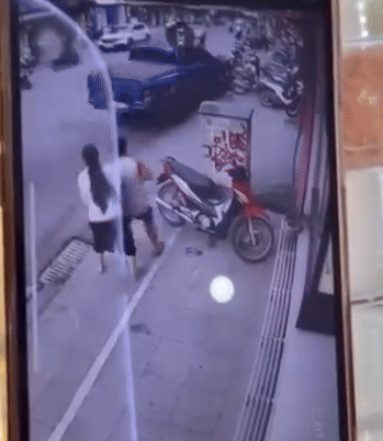 anh-gif-xe-ford-tong-hang-loat-xe-may-1753287364.gif