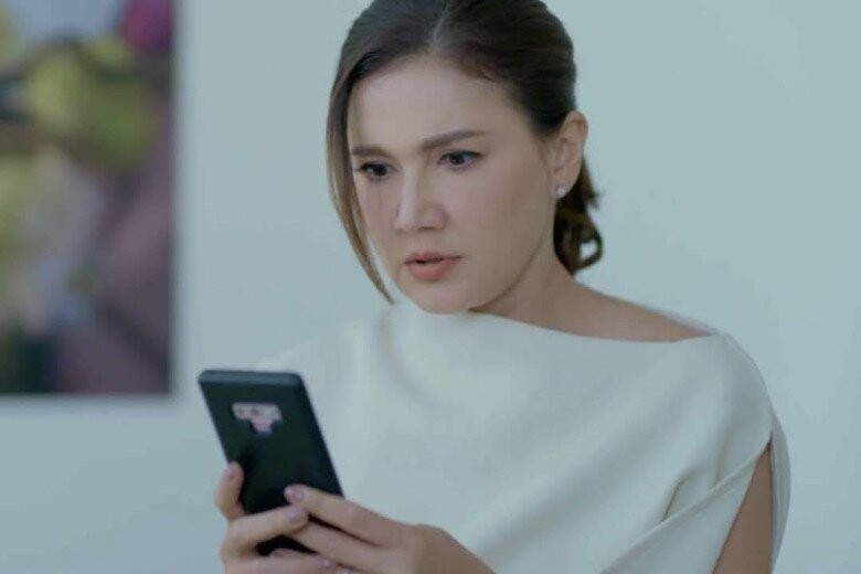 anh-ba-thong-gia-xem-dien-thoai-1753459736.jpg