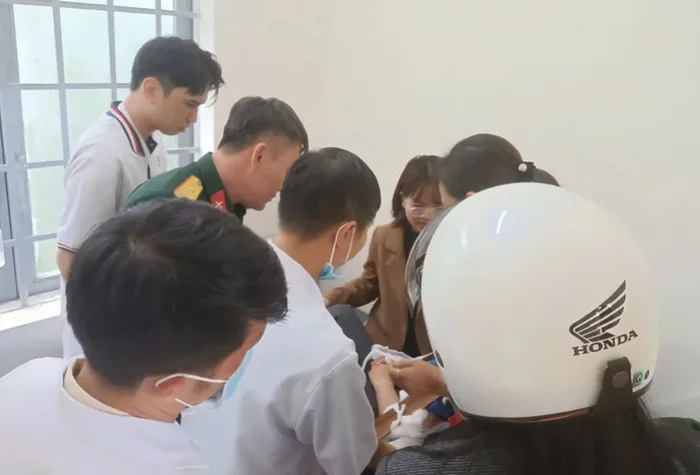 so-cuu-cho-cac-sinh-vien-bi-thuong-1753421964.jpg