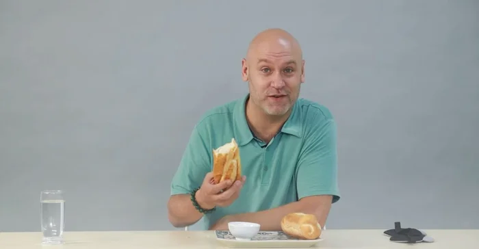 damien-an-thu-banh-mi-cham-sua-1753537879.jpg
