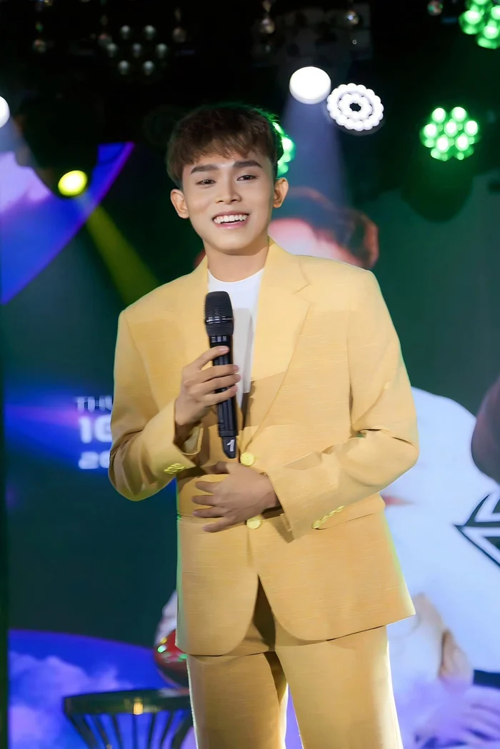 anh-ho-van-cuong-di-bieu-dien-1753581576.jpg
