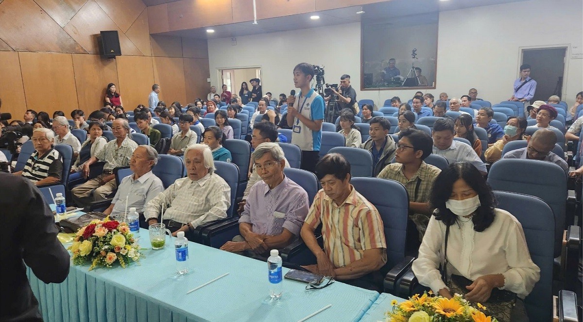 khach-moi-toa-dam-tho-ca-tran-nhan-tong-va-su-khoi-dau-cua-van-chuong-tieng-viet-1753728641.jpg