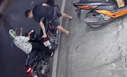 anh-gif-nguoi-dan-ong-tu-nga-xuong-duong-sau-khi-dap-xe-may-cua-nguoi-khac-1753841355.gif