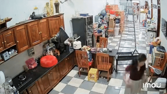 anh-gif-nguoi-vo-vo-tinh-bat-den-luc-chong-dang-sua-dien-khien-den-no-1753936949.gif