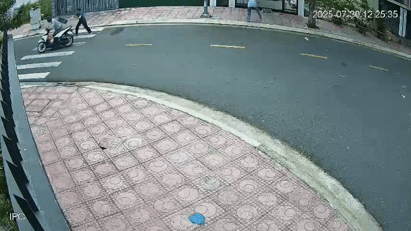 anh-gif-ten-trom-tau-thoat-trong-luc-giang-co-1754047878.gif