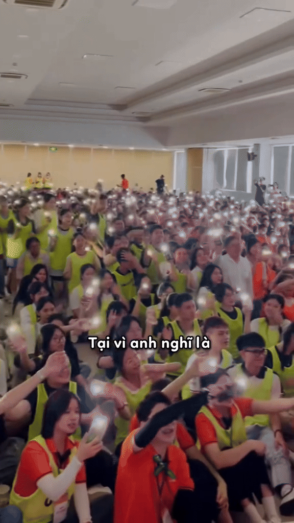 anh-gif-ong-hoang-nam-tien-nau-an-1754105046.gif