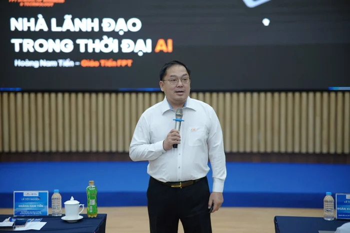 ong-hoang-nam-tien-trong-mot-buoi-dien-thuyet-1754203179.jpg