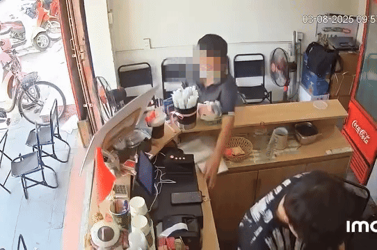 anh-gif-camera-ghi-canh-nguoi-dan-ong-lay-dien-thoai-cua-nam-nhan-vien-1754308783.gif