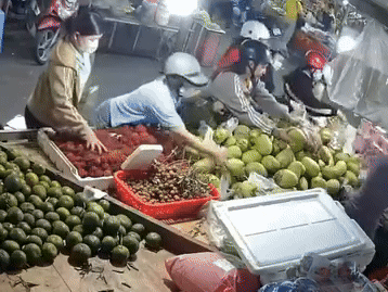 anh-gif-co-gai-bi-trom-dien-thoai-1754301037.gif