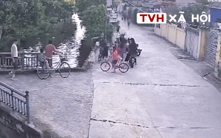anh-gif-mot-nguoi-dan-ong-da-nhay-xuong-de-cuu-vot-be-trai-len-bo-1754300647.gif