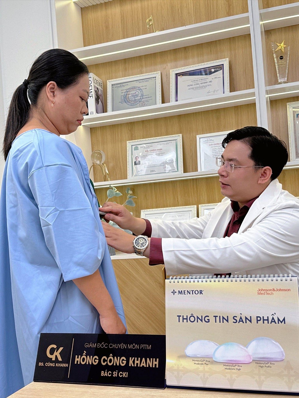 bac-si-phau-thuat-tham-my-hong-cong-khanh-tham-kham-cho-khach-hang-1754553482.jpg