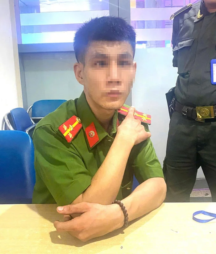 nam-thanh-nien-trong-bo-quan-phuc-cong-an-1754580592.jpg