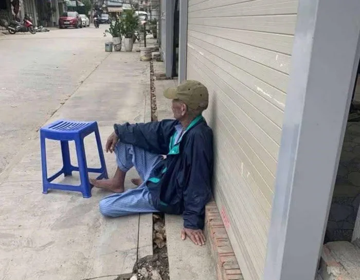 hinh-anh-ong-p-ngoi-o-via-he-1754746192.jpg