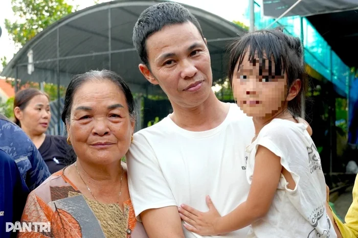 anh-thai-khac-thanh-da-doan-tu-voi-gia-dinh-1755171409.jpg