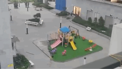 anh-gif-chiec-cau-truot-bi-vang-di-1755254141.gif