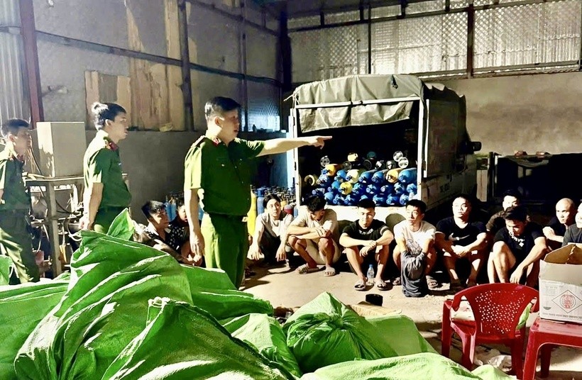 dai-ta-bui-trung-thanh-pho-giam-doc-thu-truong-co-quan-canh-sat-dieu-tra-cong-an-tp-hai-phong-truc-tiep-co-mat-tai-hien-truong-chi-dao-cong-tac-dieu-tra-1755517578.jpg