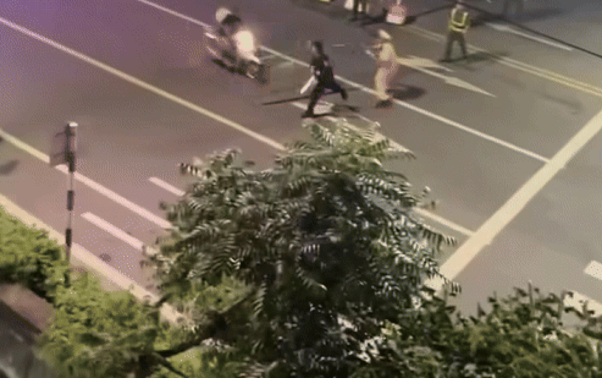 anh-gif-2-quai-xe-dam-nguoi-1755860075.gif